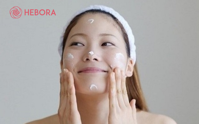 Làm sạch da mặt ttrong quy trình skincare cho da mụn